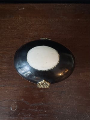 Image of Boîte à bijoux en forme d'oeuf en laiton et os - 1920/1930