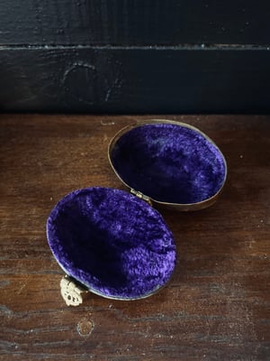 Image of Boîte à bijoux en forme d'oeuf en laiton et os - 1920/1930