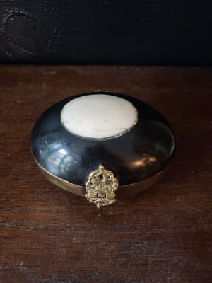Image of Boîte à bijoux en forme d'oeuf en laiton et os - 1920/1930