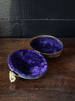 Image of Boîte à bijoux en forme d'oeuf en laiton et os - 1920/1930