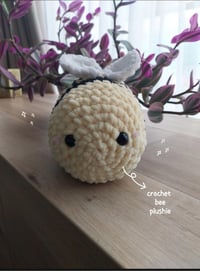 Crochet bee 