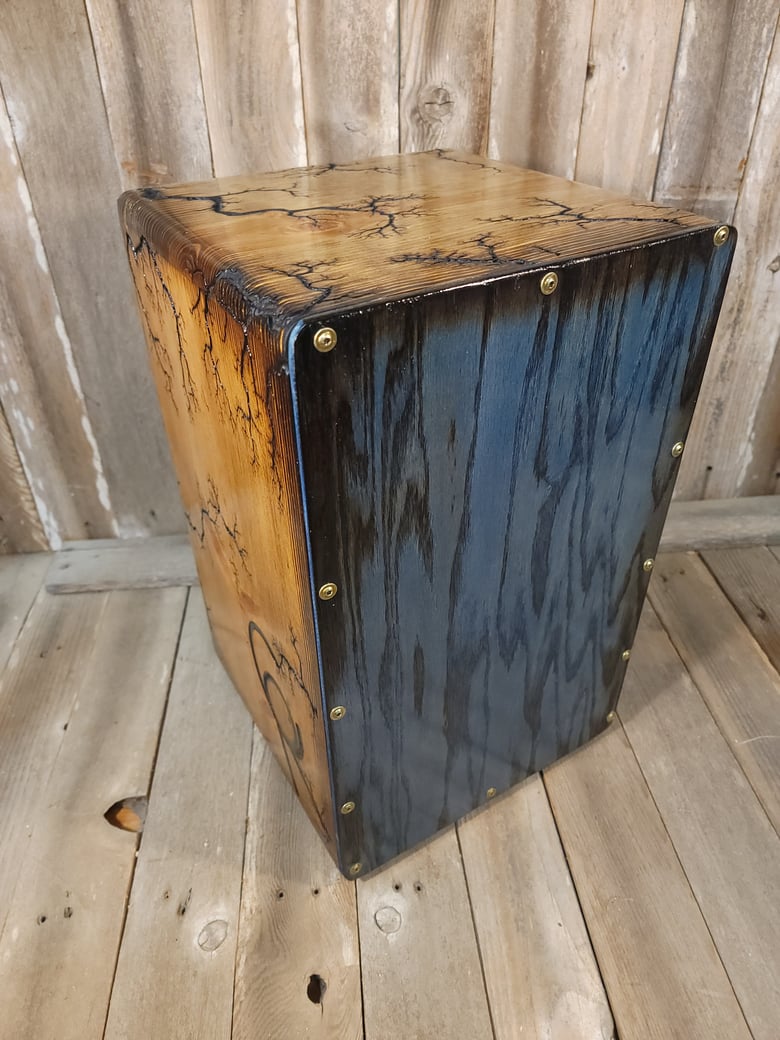Image of The lightning Cajon with blue Tapa