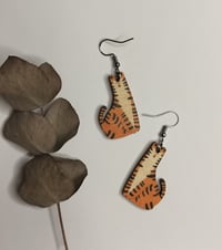 Image 1 of Istuva tiikeri korvakorut