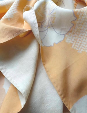 Image of Kimono dame af silke med store krysantemumblomster