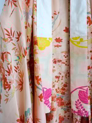Image of Silke kimono dame i lys peach m. løv og røde blomster / 'Too Fairy..'
