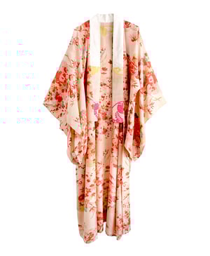 Image of Silke kimono dame i lys peach m. løv og røde blomster / 'Too Fairy..'