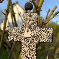 Image 2 of Croix Carrée Mini "Léopard" de Cécile