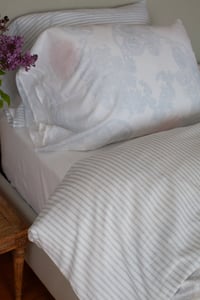 Image 3 of Big Paisley Duvet