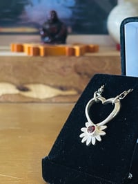 Image 2 of Heart & Daisy