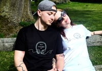 Image 2 of T-Shirt "Wir zwa g(h)örn zam" (UNISEX) - WEISS