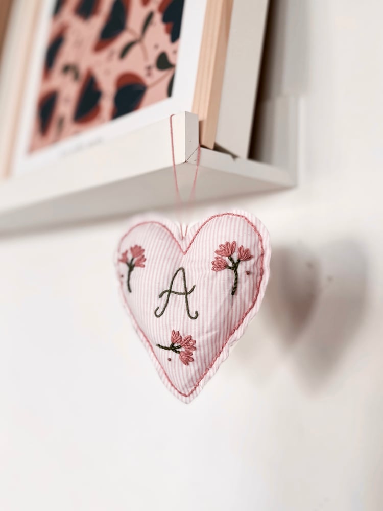 Image of Broderie - Coeur rose initial - Personnalisable 