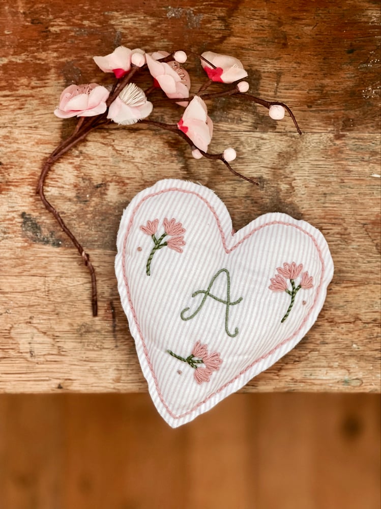 Image of Broderie - Coeur rose initial - Personnalisable 
