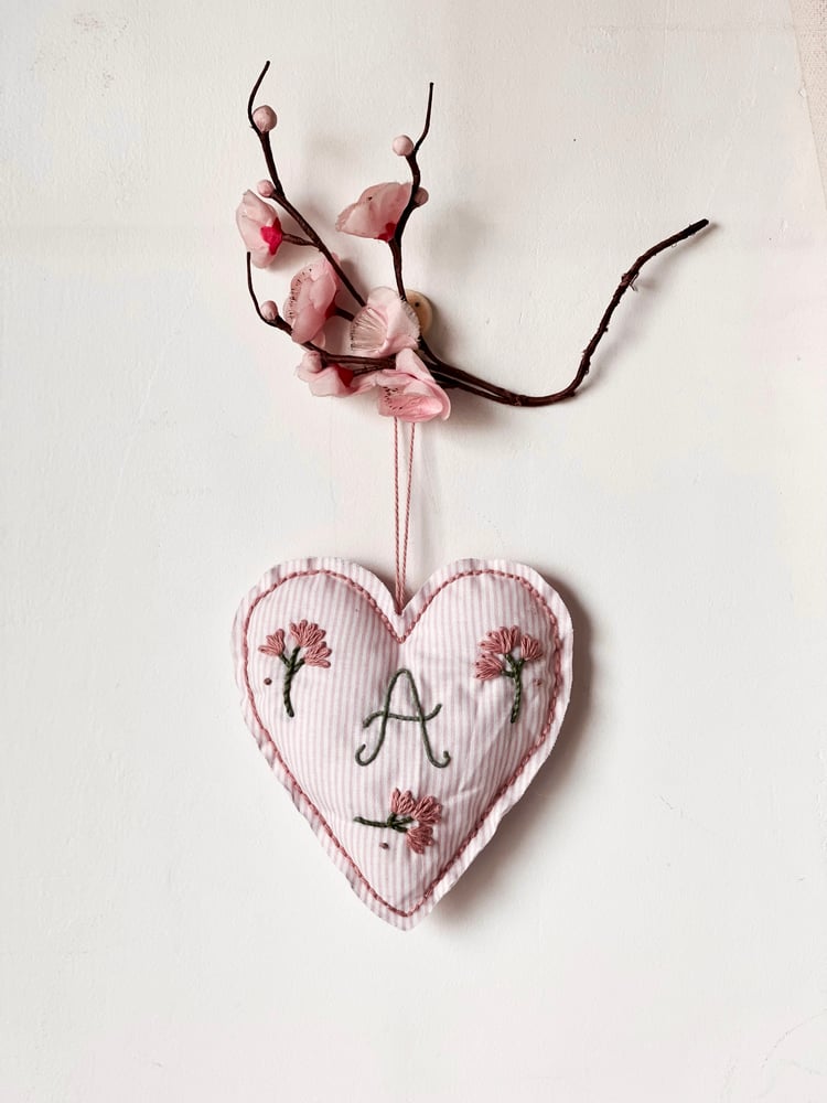 Image of Broderie - Coeur rose initial - Personnalisable 