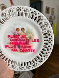 Image 1 of Assiette PLUS JE CONNAIS LES HOMMES…