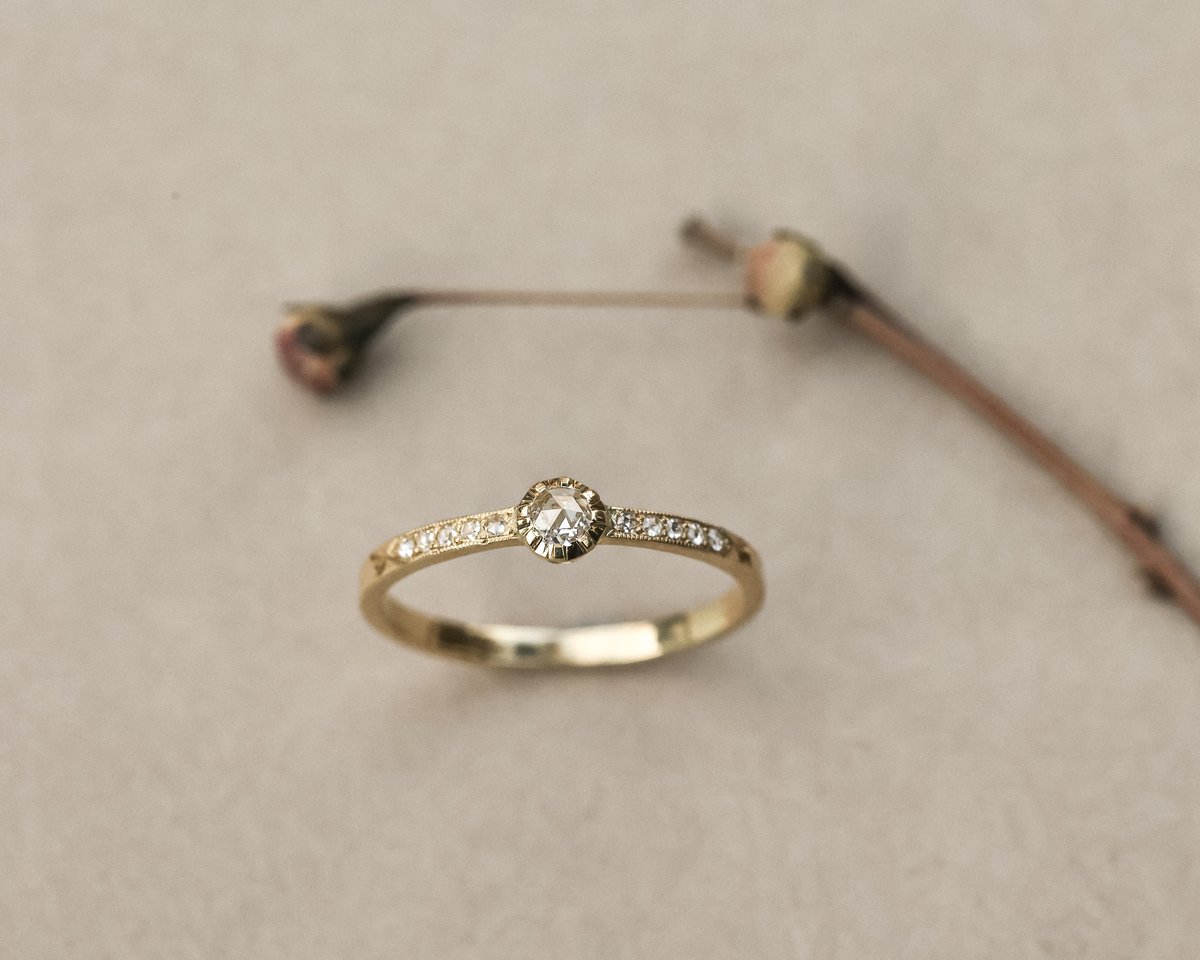 18ct yellow gold 3mm white Rose-cut diamond ring with pave set