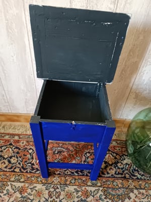 Tabouret coffre Bleu outremer & patine 