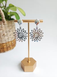 Aged Floral Stud Daisy's 