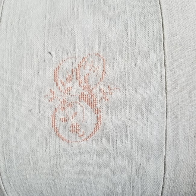 Louise - Mono Cushion