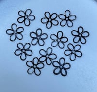 Flores de metal negra