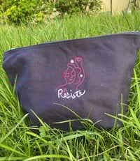 Image 4 of PRE-COMMANDE - Grande pochette bleue marine brodée "RESISTE" - Collab' ADOLIE