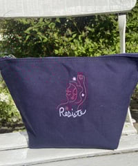 Image 6 of PRE-COMMANDE - Grande pochette bleue marine brodée "RESISTE" - Collab' ADOLIE