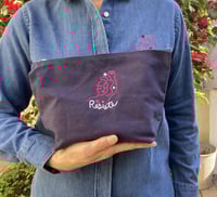 Image 5 of PRE-COMMANDE - Grande pochette bleue marine brodée "RESISTE" - Collab' ADOLIE
