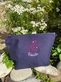 Image 3 of PRE-COMMANDE - Grande pochette bleue marine brodée "RESISTE" - Collab' ADOLIE