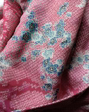 Image of Kort kimono dame af bourgonerød silke m. blommeblomster