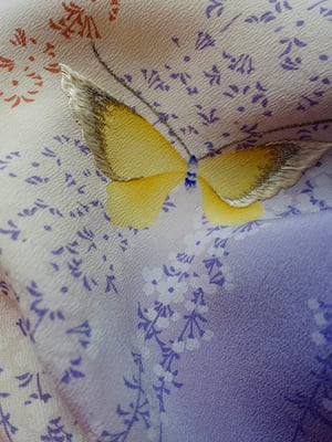 Image of Kimono dame af pastelfarvet silke med broderede sommerfugle