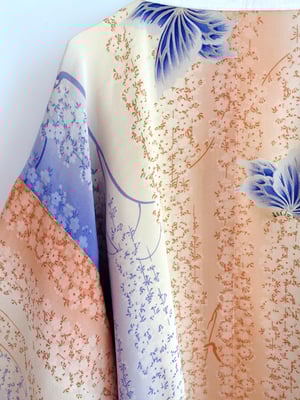 Image of Kimono dame af pastelfarvet silke med broderede sommerfugle