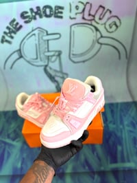 Image 1 of LV ROSE PINK light trainers