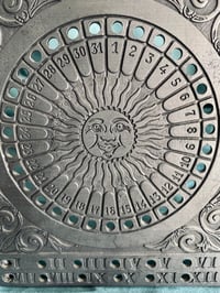 Image 3 of Ancien calendrier perpétuel en étain