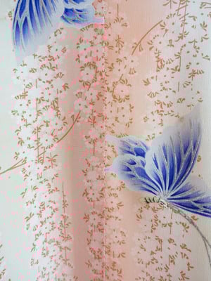 Image of Kimono dame af pastelfarvet silke med broderede sommerfugle