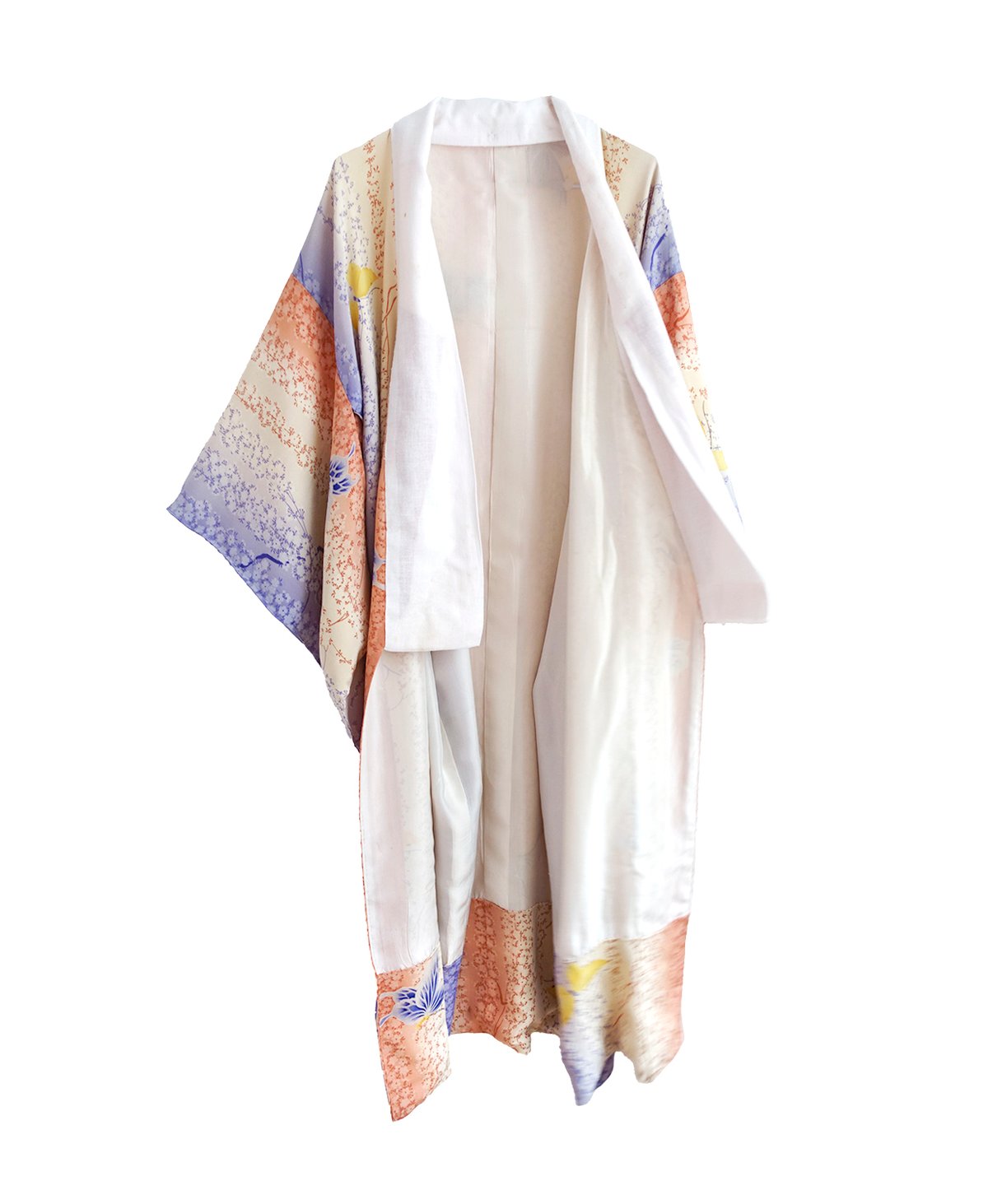 Image of Kimono dame af pastelfarvet silke med broderede sommerfugle