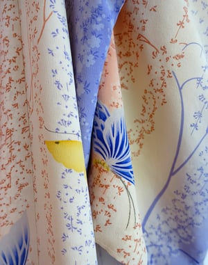 Image of Kimono dame af pastelfarvet silke med broderede sommerfugle
