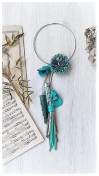Image 11 of Collana floreale in pelle artigianale  BLOOMING LONG - Assolo 39/2025 - Teti