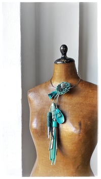 Image 10 of Collana floreale in pelle artigianale  BLOOMING LONG - Assolo 39/2025 - Teti