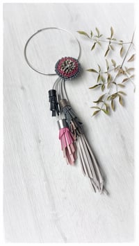 Image 11 of Collana floreale in pelle artigianale BLOOMING LONG - Assolo 40/2025 - Grace