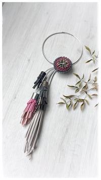 Image 3 of Collana floreale in pelle artigianale BLOOMING LONG - Assolo 40/2025 - Grace