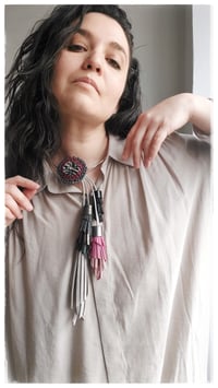 Image 4 of Collana floreale in pelle artigianale BLOOMING LONG - Assolo 40/2025 - Grace