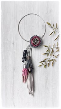 Image 1 of Collana floreale in pelle artigianale BLOOMING LONG - Assolo 40/2025 - Grace
