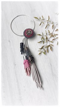 Image 2 of Collana floreale in pelle artigianale BLOOMING LONG - Assolo 40/2025 - Grace