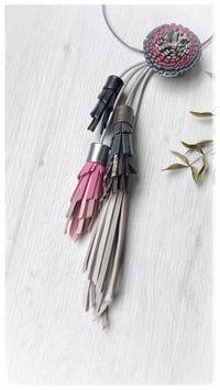 Image 6 of Collana floreale in pelle artigianale BLOOMING LONG - Assolo 40/2025 - Grace