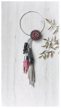 Image 12 of Collana floreale in pelle artigianale BLOOMING LONG - Assolo 40/2025 - Grace