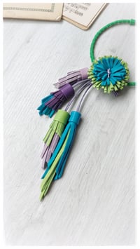 Image 3 of Collana floreale in pelle artigianale BLOOMING LONG - Assolo 41/2025 - Iride