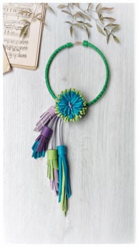 Image 1 of Collana floreale in pelle artigianale BLOOMING LONG - Assolo 41/2025 - Iride