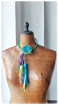 Image 4 of Collana floreale in pelle artigianale BLOOMING LONG - Assolo 41/2025 - Iride