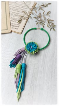 Image 2 of Collana floreale in pelle artigianale BLOOMING LONG - Assolo 41/2025 - Iride