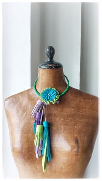 Image 13 of Collana floreale in pelle artigianale BLOOMING LONG - Assolo 41/2025 - Iride