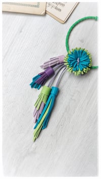 Image 8 of Collana floreale in pelle artigianale BLOOMING LONG - Assolo 41/2025 - Iride
